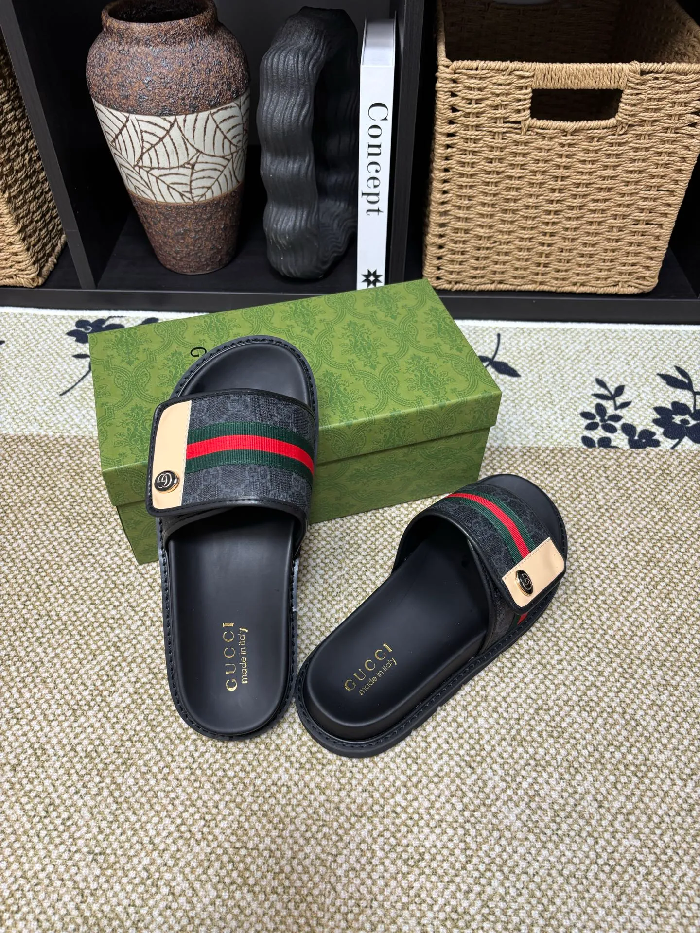 Factory 💰 300 yuan Gucci slippers] high-end men's shoes brand official website 1:1 latest masterpiece: original mold customization, the fabric is made of imported original materials, upgraded outsole, lighter and non-slip. The market's top quality, simple yet tasteful, a must-have for fashionistas, fashionable at your feet, full of confidence, the same style at the counter 👍The season of summer slippers is here. Code: 38-45 (45 customized)
